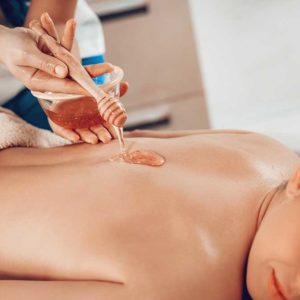Massaggio al miele detossinante con miele di acacia presso Estetica Aphrodite Trieste