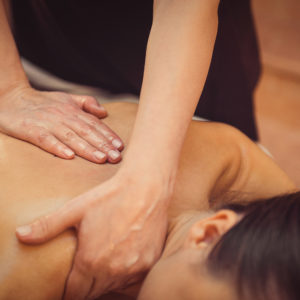 Massaggio aroma terapico rilassante con oli essenziali presso Estetica Aphrodite Trieste