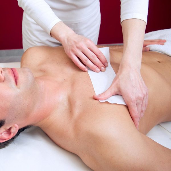 Depilazione uomo professionale con cera al biossido di titanio presso Estetica Aphrodite Trieste